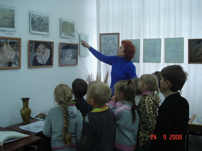 Экскурсию в «прошлое» проводит Минеева Л.П.