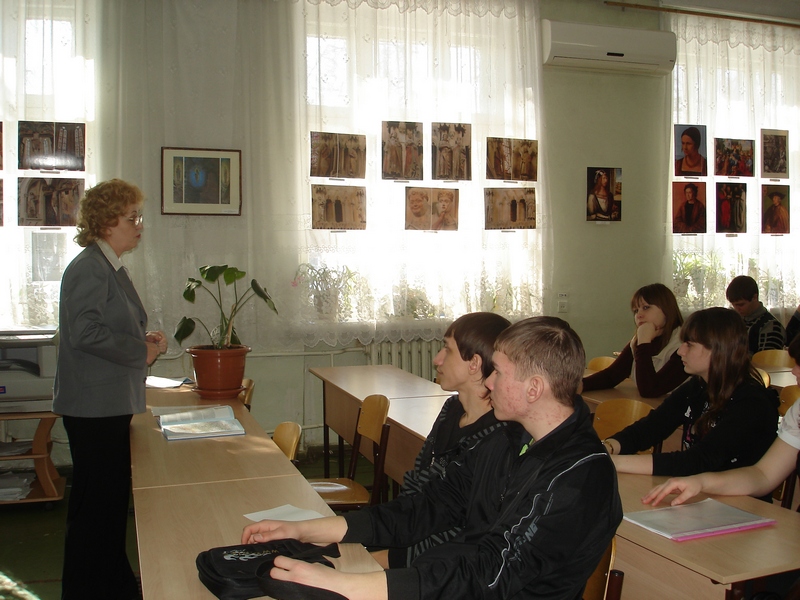 Беседу со студентами проводит Л.П. Минеева.  