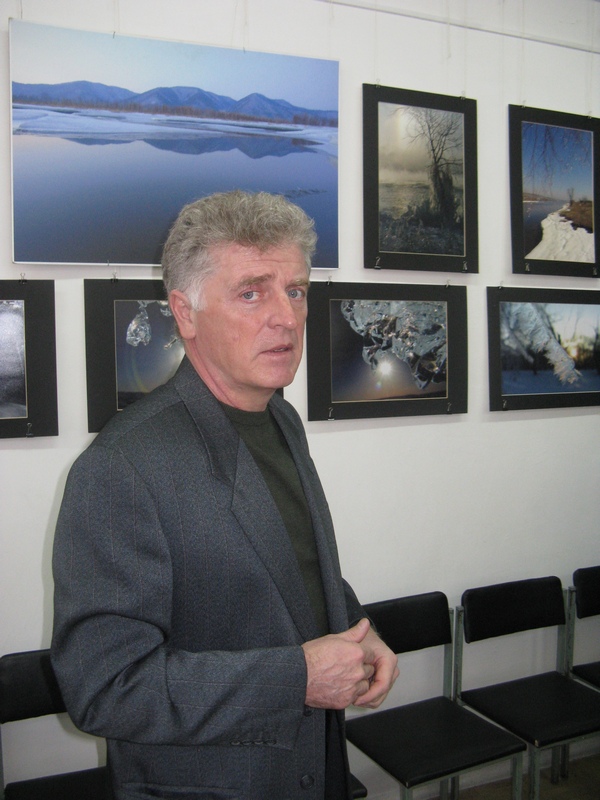 Презентацию своей фотовыставки проводит Валерий Александров.
