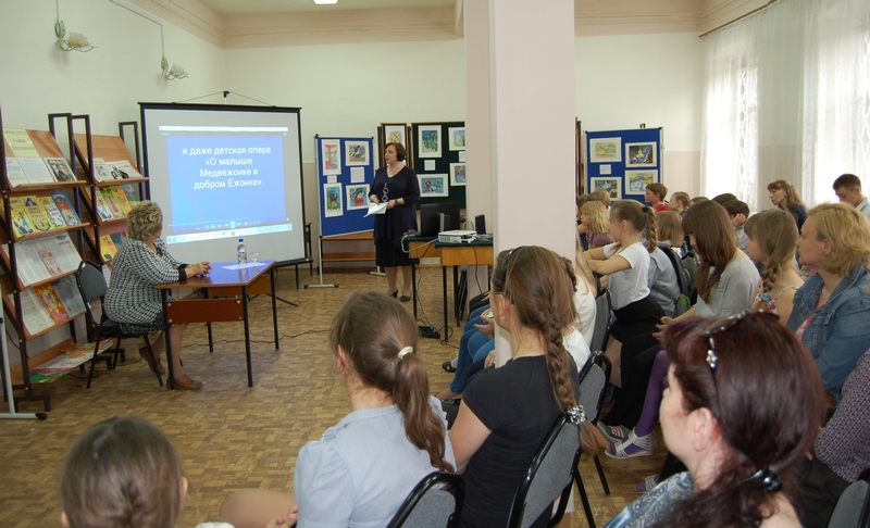 Выставку открыла библиотекарь И. И. Коваленко.  