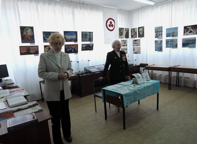 Л.П. Минеева (слева), сотрудник Общества Рерихов г. Сызрани, представляет А.М.Крючкову.  