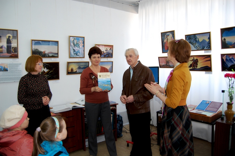 Подарок библиотеке от Г.М. Чаплыгина (в центре).