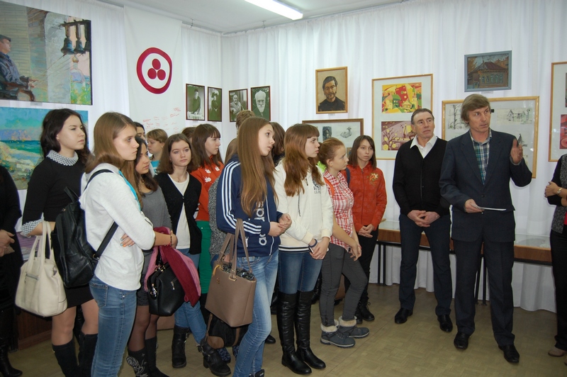 Сызранский художник Владимир Петряшин (справа) поздравил студентов и преподавателей колледжа с открытием выставки
