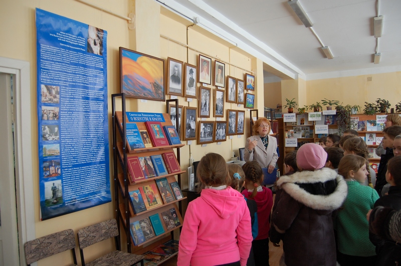 Экскурсию для учащихся проводит сотрудник Общества Рерихов Л. П. Минеева