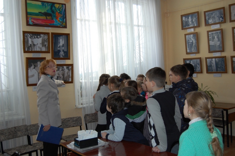 Учащиеся на экскурсии по выставке