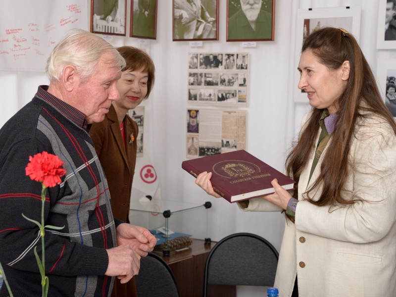 Н.Н.Никитин подарил на память библиотечной системе Сызрани (директор И.В.Королева-справа) фотоальбом о Самарской области