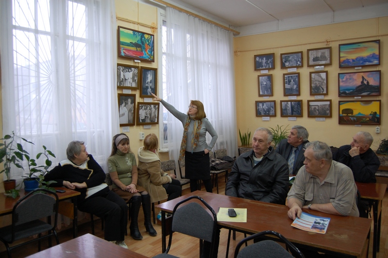 Экскурсию проводит председатель Общества Рерихов г. Сызрани Н.Г. Зоткина.