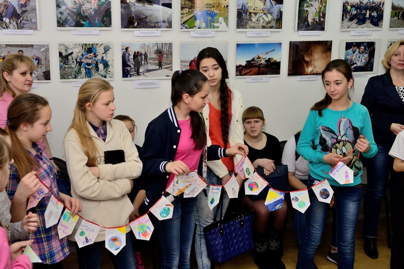 Флажки с добрыми пожеланиями миру и космосу выполнены детскими руками.