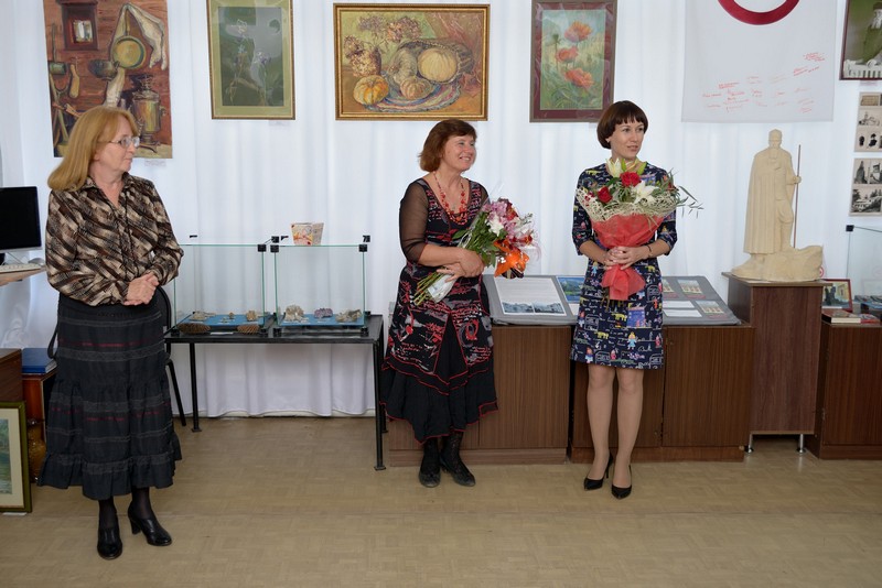 Поздравление от Управления культуры администрации г.о. Сызрань в лице Ю.В. Назаровой (справа)