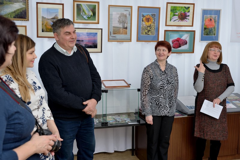 О своем фотоклубе рассказывает его председатель - А. М. Лобанов (третий слева).