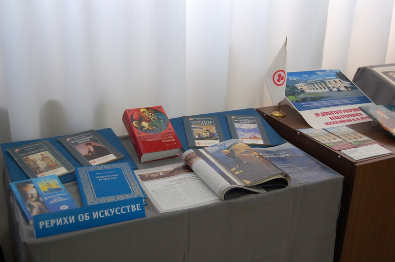 Подборка книг под общим названием Рерихи об искусстве, изданных Международным Центром Рерихов в разные годы.
